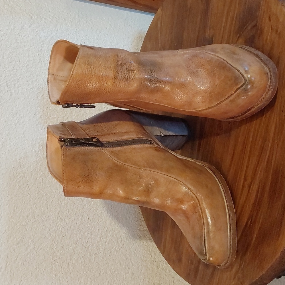 Bed| Stu Tan Distressed Isla Boots Heel Leather Bootie Trendy Zipper EUC Sz.8.5